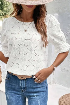 Haut blanc à manches à volants et trou de serrure en jacquard à illets et fleurs