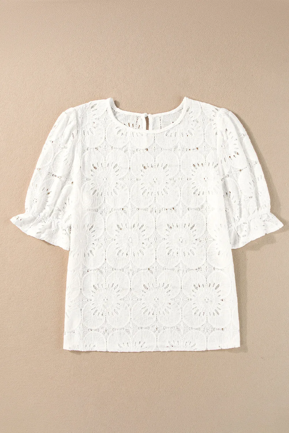 Haut blanc à manches à volants et trou de serrure en jacquard à illets et fleurs