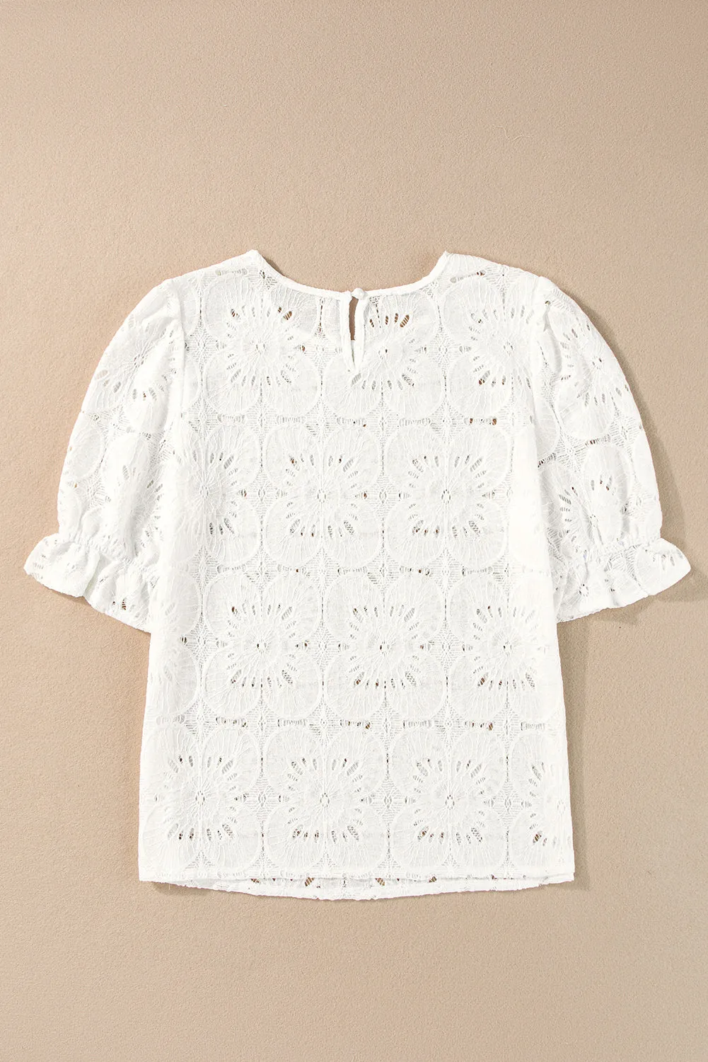 Haut blanc à manches à volants et trou de serrure en jacquard à illets et fleurs