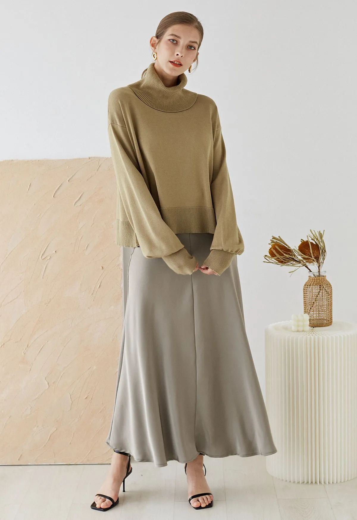 Jupe longue drapée en satin lisse à coutures médianes en taupe
