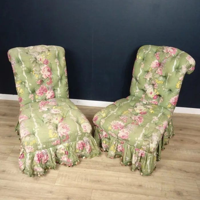 Paire de fauteuils Napoléon III capitonnés en soie à fleurs - Le palais des bricoles