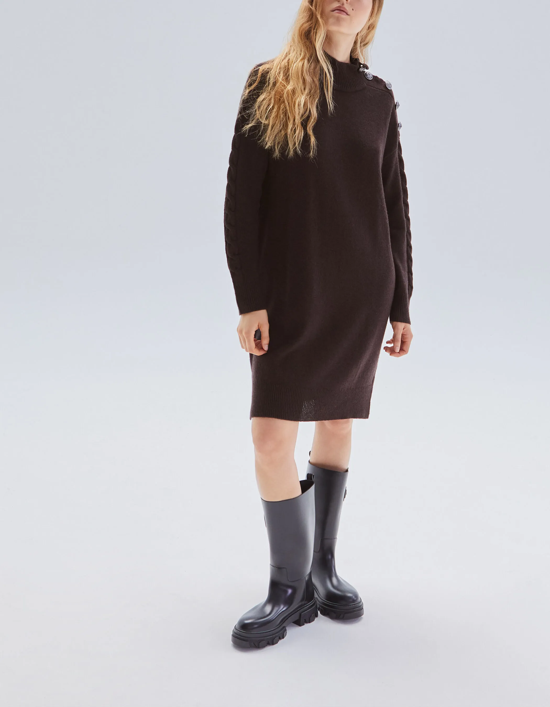 Robe chocolat tricot boutons gravés sur l'épaule Femme