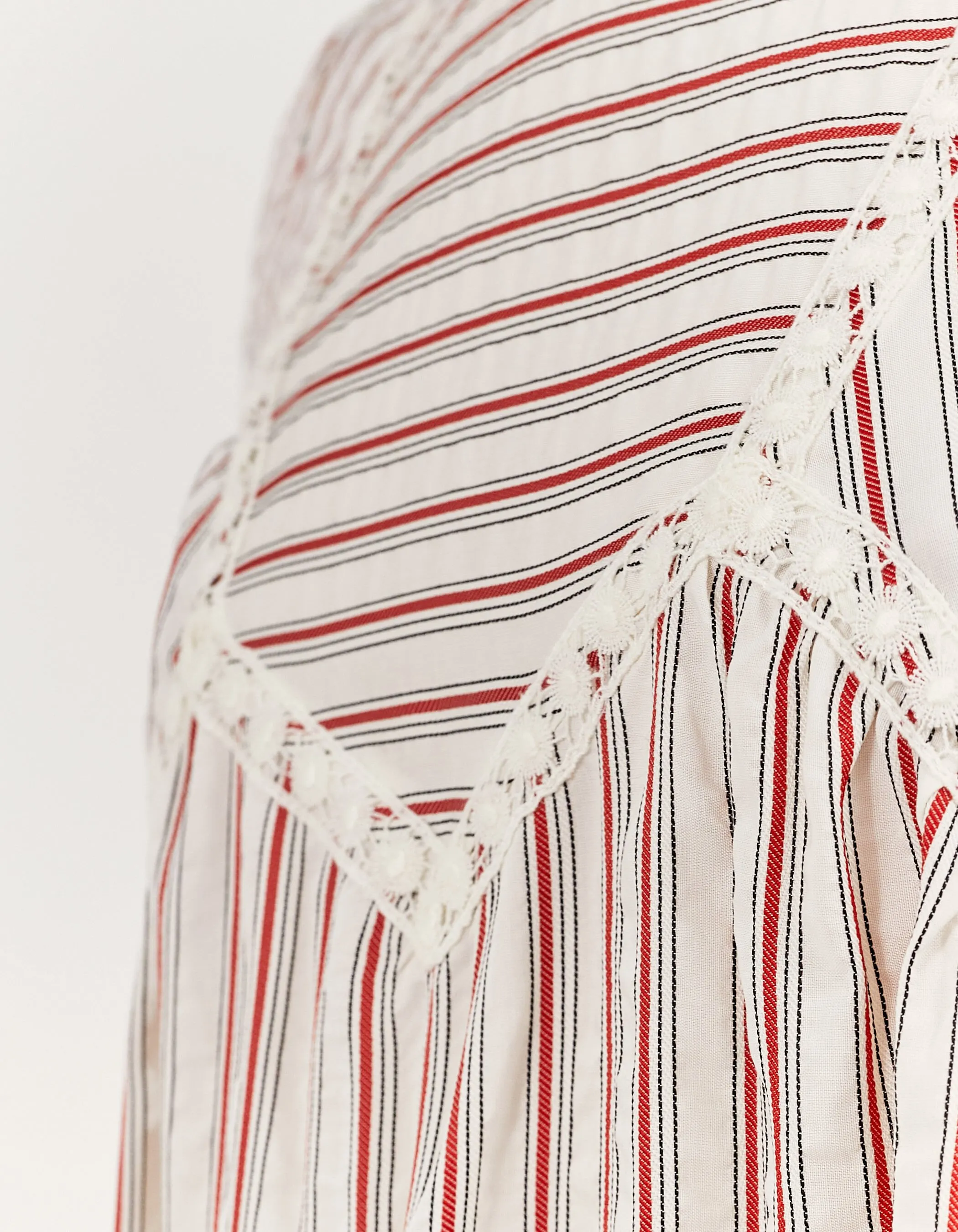 Robe courte à rayures et galons de dentelle femme
