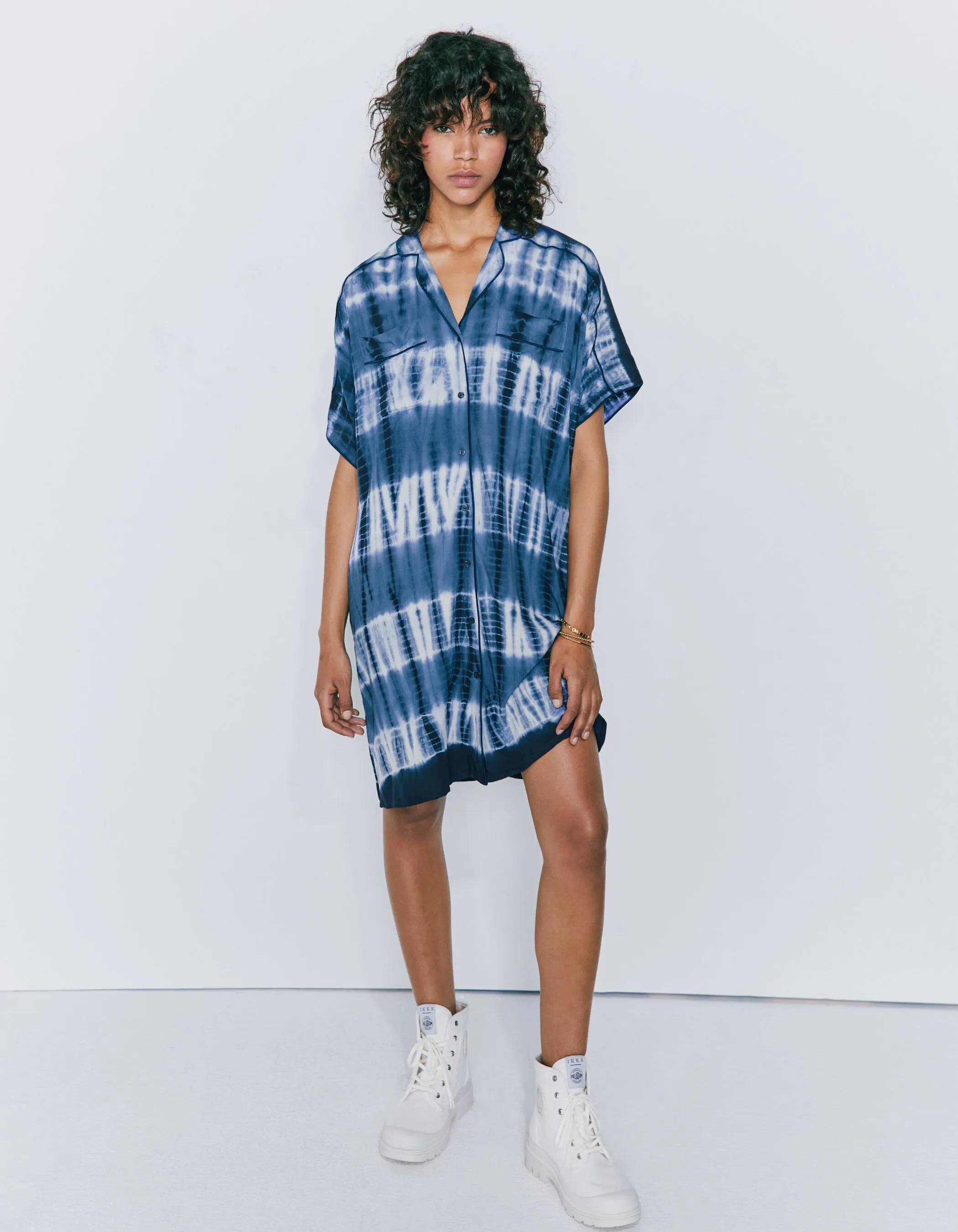 Robe courte boutonnée devant tie & dye bleu et blanc femme