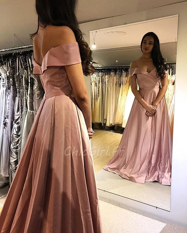 Robe De Soirée élégante et chic Epaule Dénudée Longue Satin Noire Avec Fente