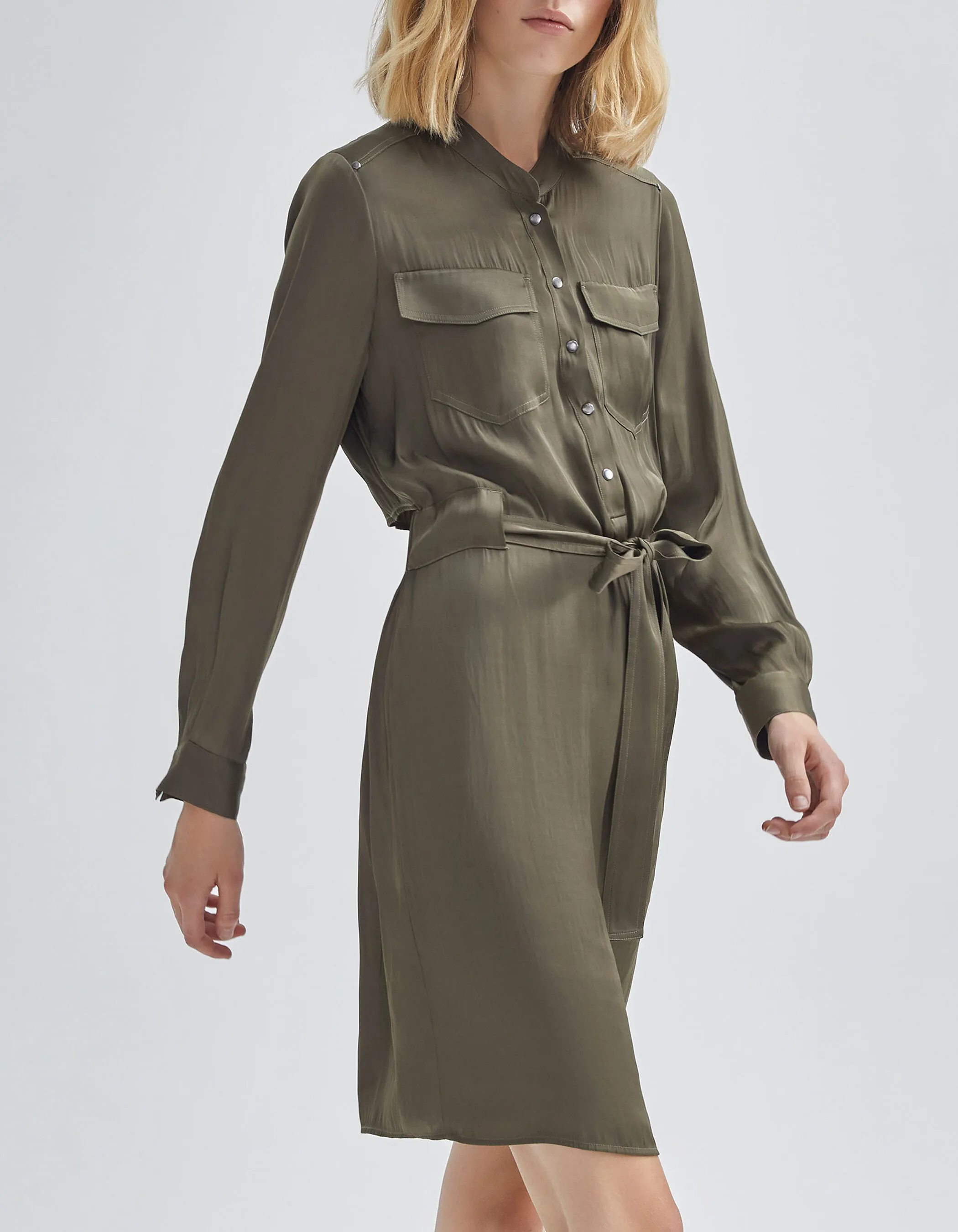 Robe kaki satinée recyclée avec bavolet dos Femme
