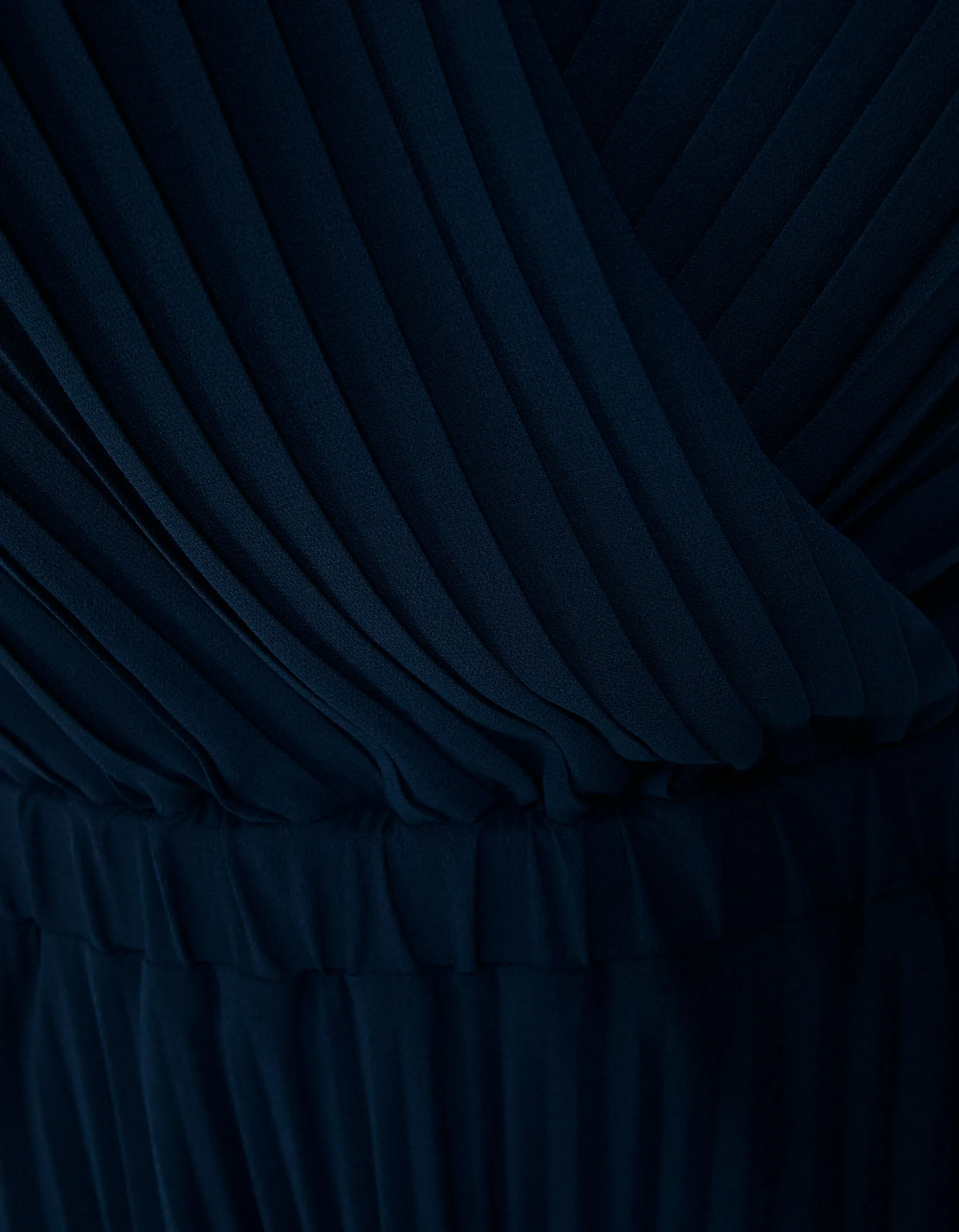 Robe longue marine cache-cœur entièrement plissée femme