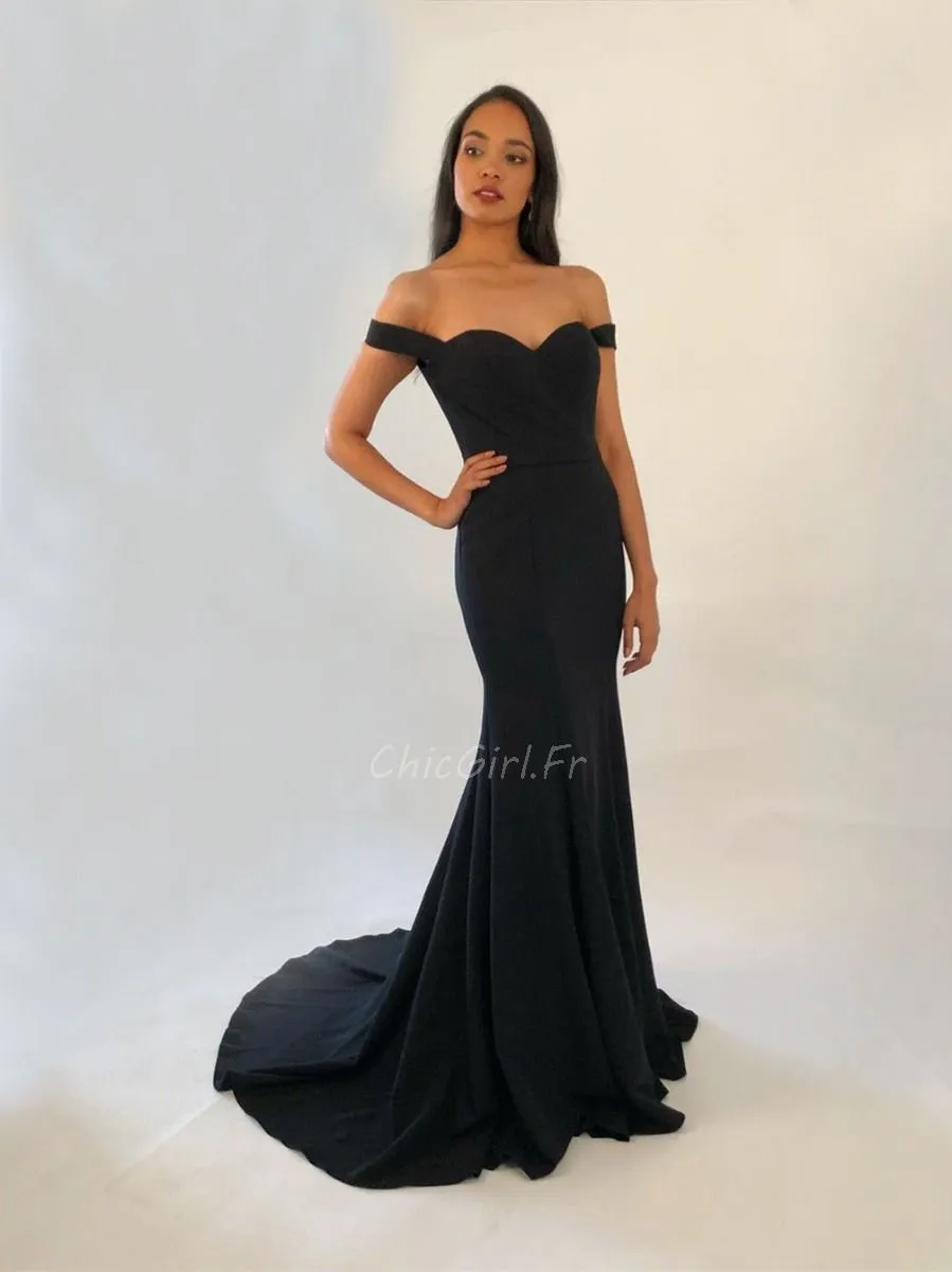 Robe Soirée Simple Et Chic Epaule Dénudée Longue Satin Noire Avec Traine