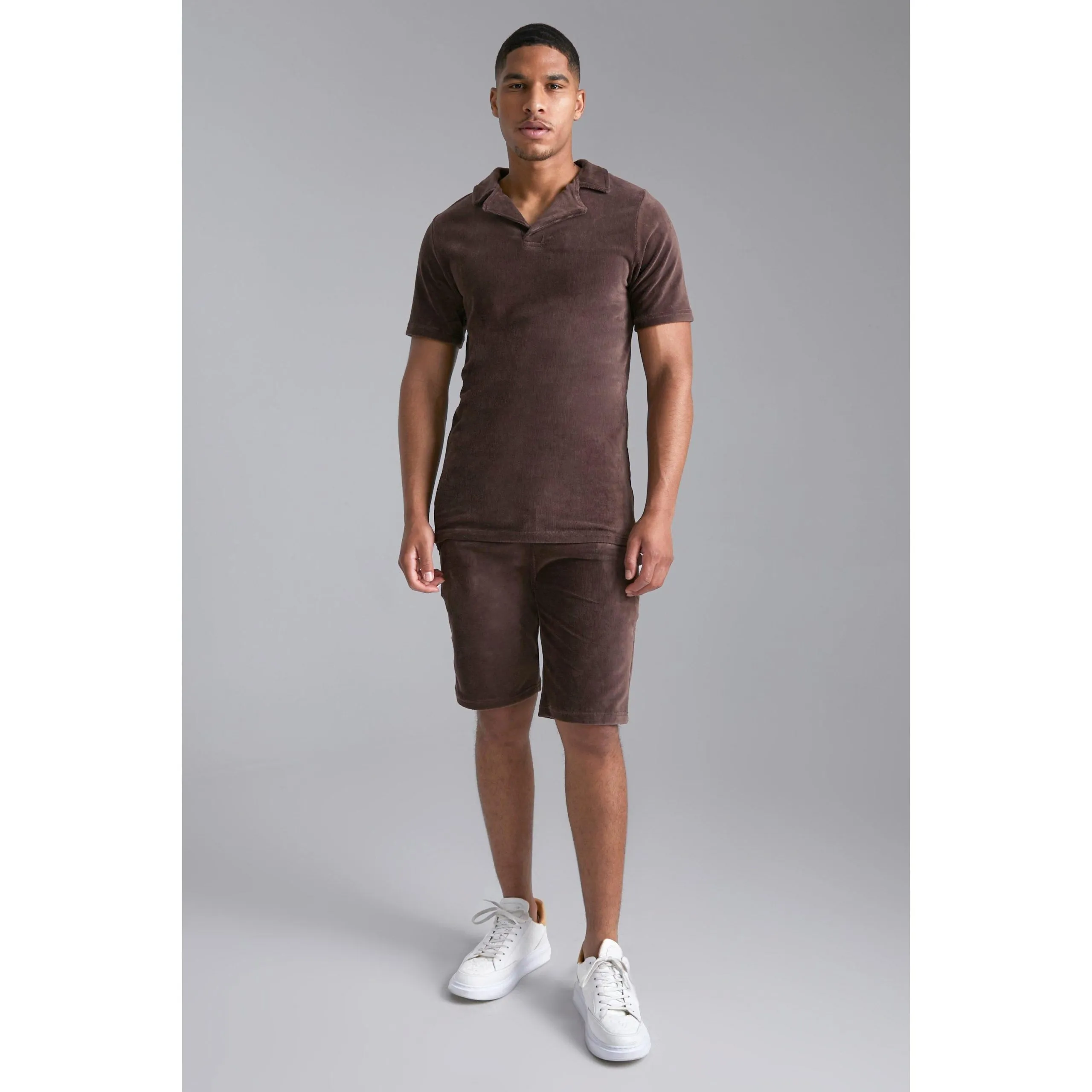 Tall – Ensemble en velours avec polo et short – Marron chocolat