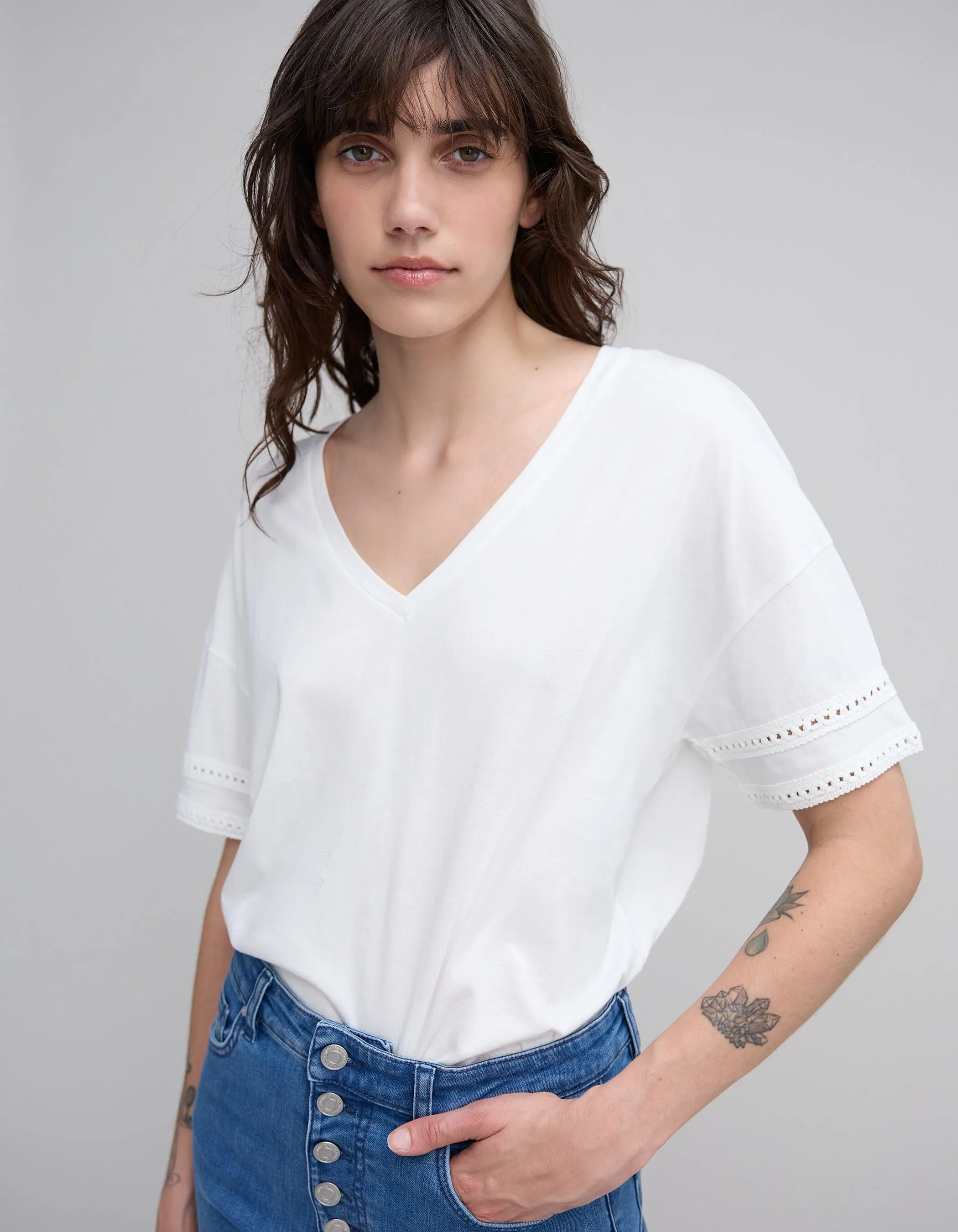 Tee-shirt blanc bijou col et manche Femme