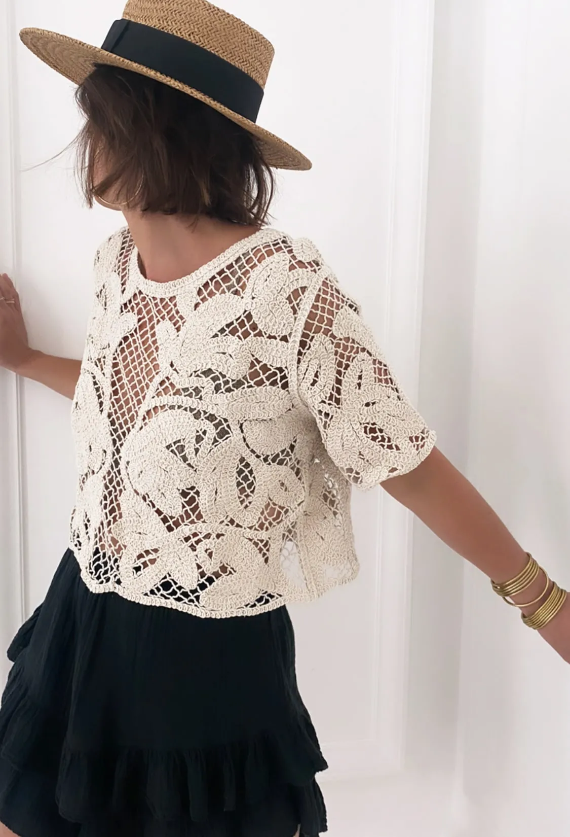 Tee-shirt sable en crochet court